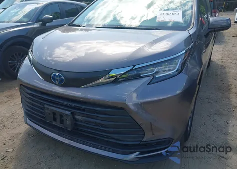 2021 Toyota Sienna Le z USA, uszkodzony, nr VIN 5TDKSKFC3MS036204